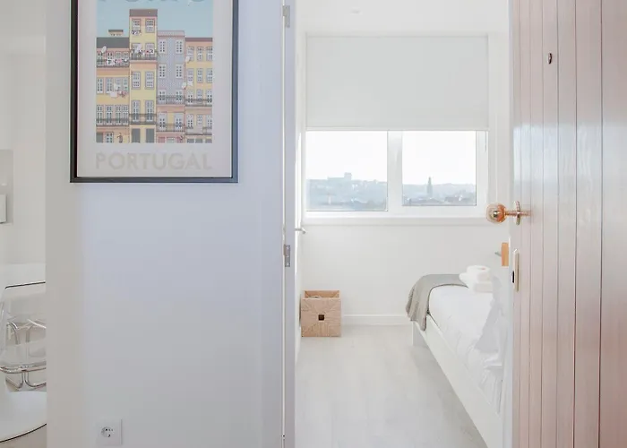 Liiiving In | Center Spot * Πόρτο