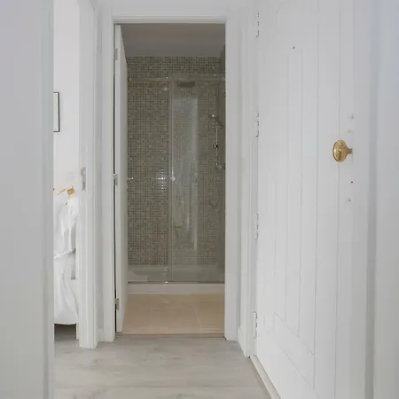 Liiiving In | Center Spot *